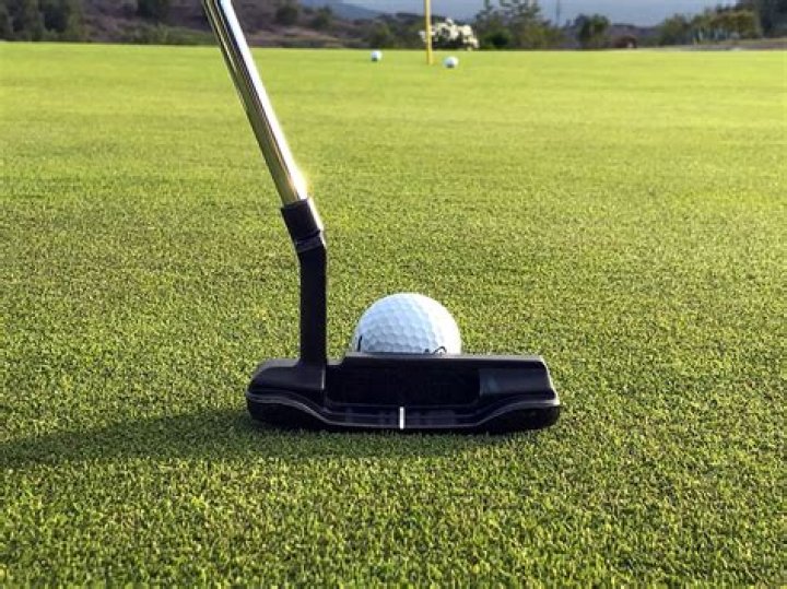 Is it legal to putt with a pool cue?