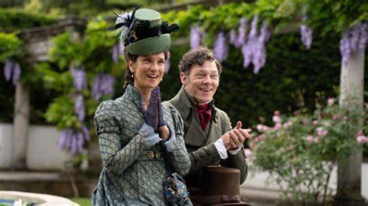 What does Miss Bingley do to provoke Darcy?