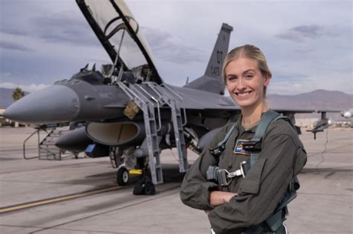 What is the age limit to be a pilot in the Air Force?