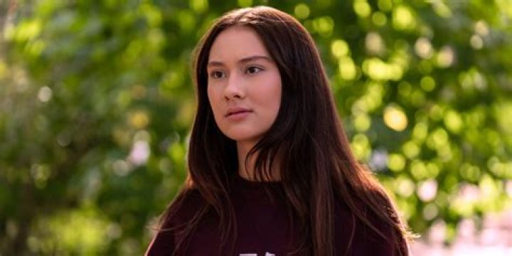 Who does Lola end up with in Reign?
